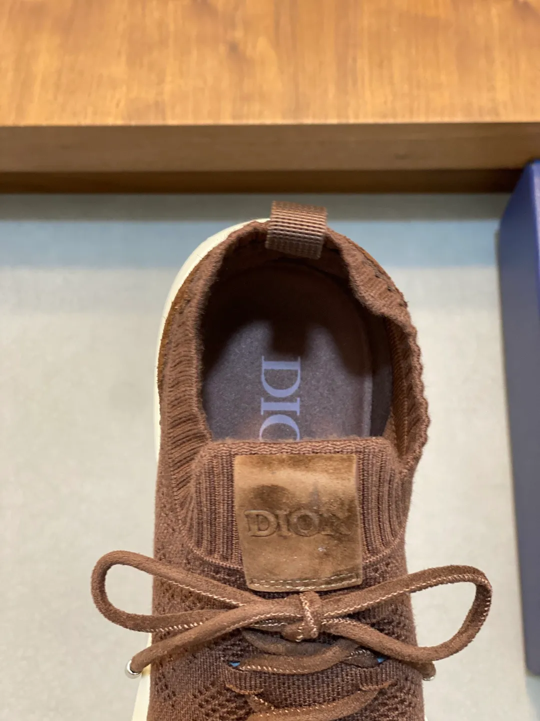 Factory price: 438💰Dior’s latest men’s fashion sneakers. This item draws inspiration from retro jogging shoes. Featuring a thick, low-top design, it features a mesh fabric upper and an ultra-light rubber foam sole. The side is decorated with an embossed "Di~r" logo. Code number: 39-44 (order 38, 45, 46)